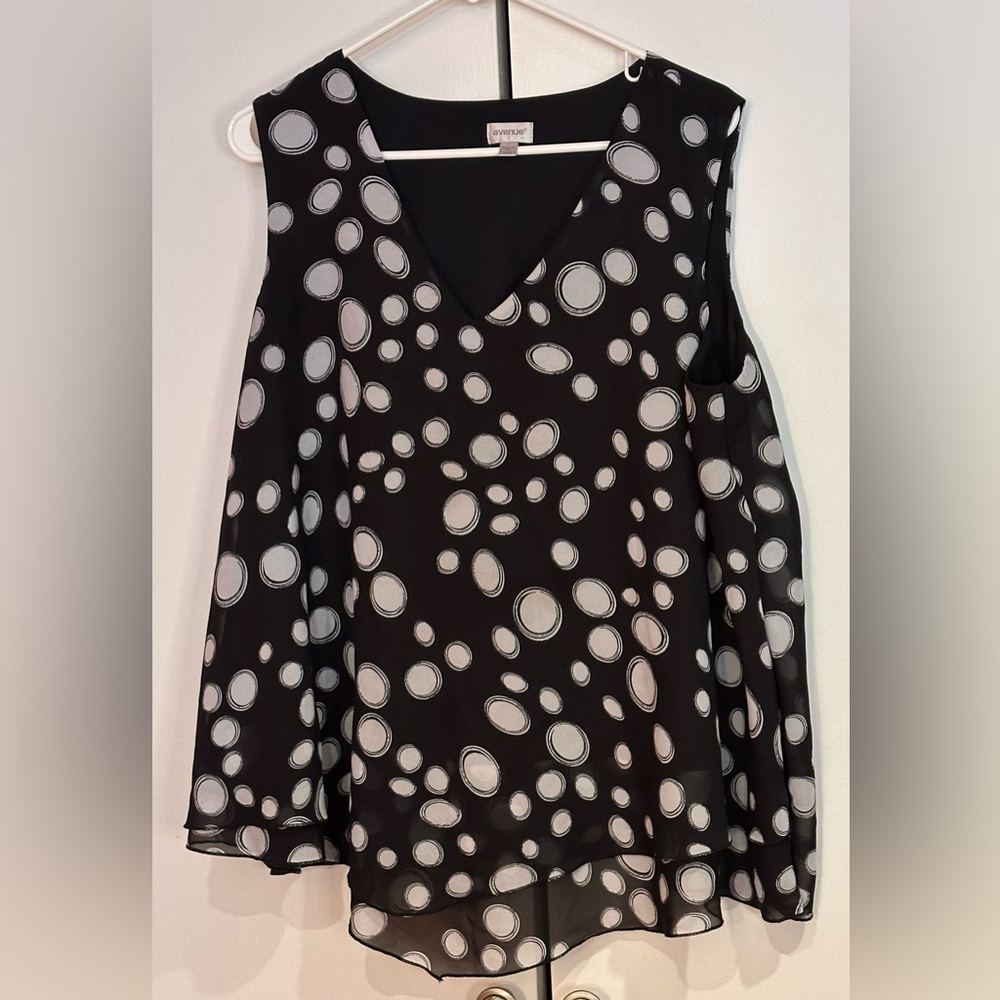 Avenue Black/White Polka Dot Sleeveless V-neck Blouse. Size 18/20